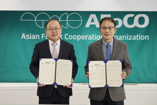 사진은 행사에 참석한 이상학(왼쪽부터) 수석부사장과 박종호 AFoCO 사무총장이 협약 체결 후 기념촬영을 하고 있는 모습. KT&G 제공